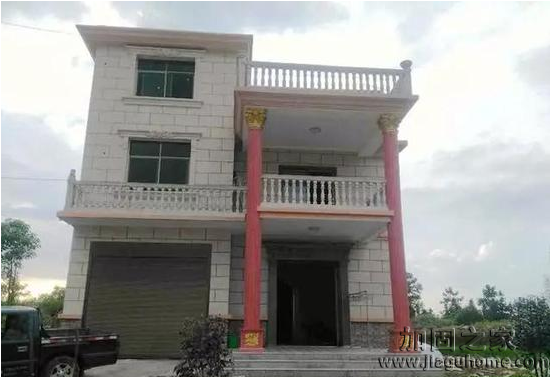 江西包工頭花50萬自建農村土樓，外觀丑爆但房屋地基穩固。