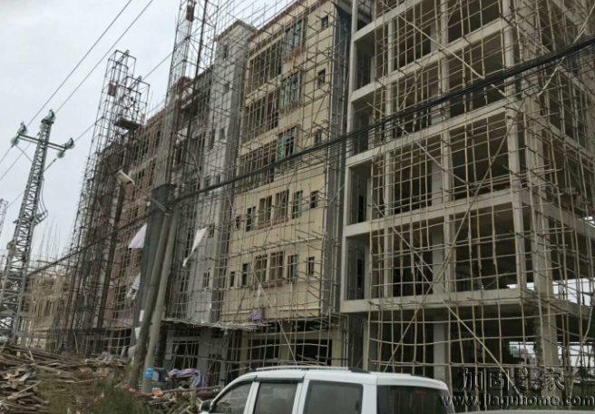 新建樓房地基不牢導致傾斜，急需基礎加固和扶正糾偏